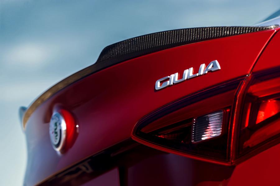 Логотип Alfa Romeo Giulia Quadrifoglio (952) 2016 года  (NA) (фото 34 из 86)
